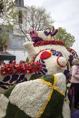 Noordwijkerhout, Hollanda - 21 Nisan 2017: sümbül Bloemencorso geleneksel çiçek geçit töreninde Noordwijk Hollanda'da Haarlem için yapılmış inek