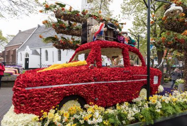Noordwijkerhout, Hollanda - 21 Nisan 2017: Platform ile Lale ve sümbül sırasında geleneksel çiçek geçit törenini Bloemencorso Noordwijk üzerinden Hollanda'da Haarlem. 