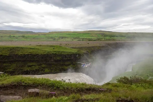 Gullfoss Şelale Zlanda Temmuz 2017 Helikopter Hvita Kanyon Nehri Bulutlu — Stok fotoğraf