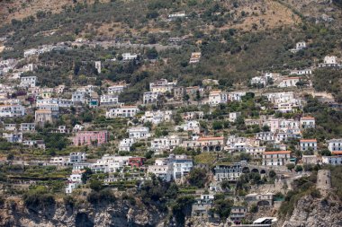 Amalfi 'nin kayalık sahillerinde özel villalar ve daireler. Campania 'da. İtalya