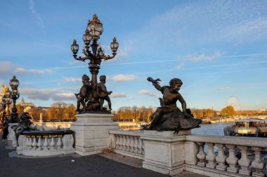 Paris, Fransa - Kasım 2017: Seine görünümüne Alexander III Köprüsü'nden. Paris. Fransa