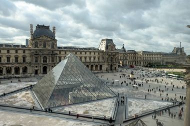 Paris, Fransa - Kasım 2017: Louvre Paris, Fransa'da cam piramit. Bu ana girişinde Louvre Müzesi olarak hizmet vermektedir. 1989 yılında tamamlanan bu Paris bir dönüm noktası olmuştur. 