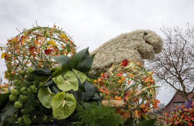 Noordwijkerhout, Hollanda - 21 Nisan 2017: Geleneksel çiçek, bitki süslemeleri Bloemencorso Noordwijk Haarlem Hollanda için geçit töreni