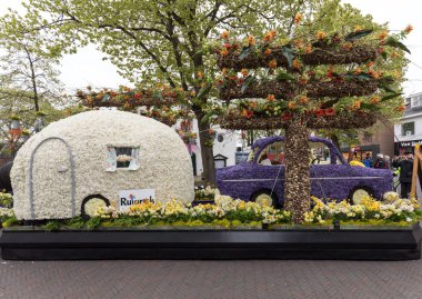 Noordwijkerhout, Hollanda - 21 Nisan 2017: Platform ile Lale ve sümbül sırasında geleneksel çiçek geçit törenini Bloemencorso Noordwijk üzerinden Hollanda'da Haarlem. 