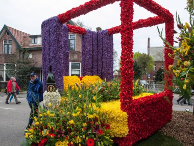 Noordwijkerhout, Hollanda - 21 Nisan 2017: renkli çiçek Bloemencorso geleneksel çiçek geçit töreninde Haarlem Hollanda Noordwijk yapılan yatak