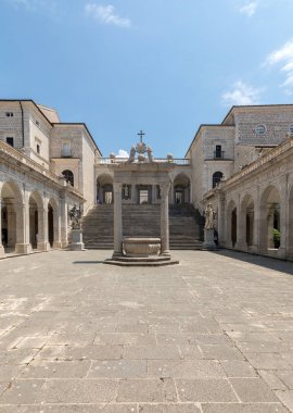 Montecassino, İtalya - 17 Haziran 2017: Sarnıç ve Aziz Benedict ve St. Scholastica Cloister Bramante, Montecassino Benedictine abbey içinde heykelleri. İtalya