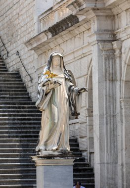 Montecassino, İtalya - 17 Haziran 2017: Mermer s. Campi Carrara, Bramante Cloister, Montecassino Benedictine abbey tarafından St. Scholastica heykeli. İtalya