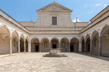 Montecassino, İtalya - 17 Haziran 2017: Cloister Benedictine abbey Montecassino. İtalya