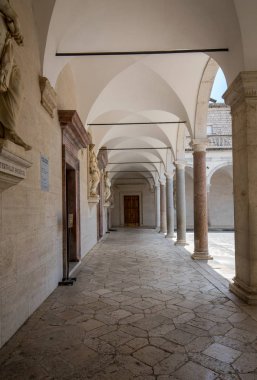 Montecassino, İtalya - 17 Haziran 2017: Cloister Benedictine abbey Montecassino. İtalya