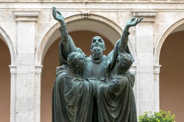 Montecassino, İtalya - 17 Haziran 2017: Giriş manastır Monte Cassino Abbey ve Aziz Benedict heykelinin ölüm. İtalya