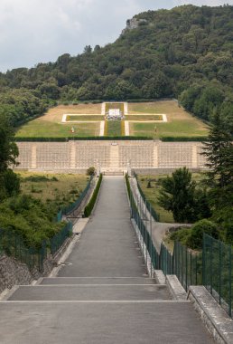 Montecassino, İtalya - 17 Haziran 2017: Lehçe savaş Mezarlığı'nda Monte Cassino - 19 Mayıs 1944 11 Monte Cassino savaşta ölen Polonyalı asker bir mezarlık. İtalya