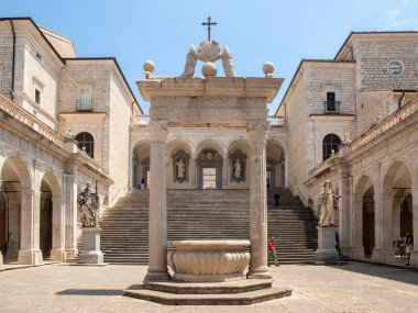 Montecassino, İtalya - 17 Haziran 2017: Sarnıç Cloister Bramante, Montecassino Benedictine abbey içinde. İtalya