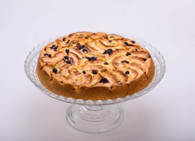 Taze pişmiş meyveli tatlı kek.