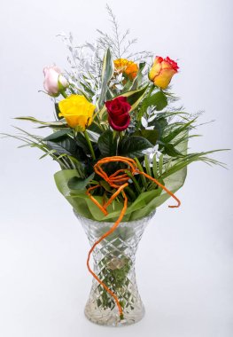 Beyaz arka plan üzerinde izole karışık renkli gül buketi  