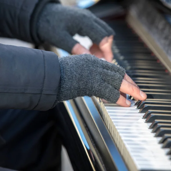 Pianista Hraje Klavír Venku Zimě — Stock fotografie