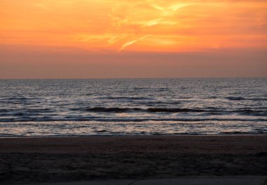 Deniz turuncu gökyüzü karşı doğal görünümü