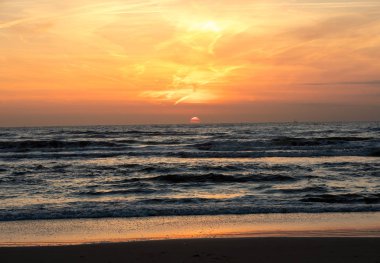 Deniz turuncu gökyüzü karşı doğal görünümü