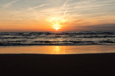 Deniz turuncu gökyüzü karşı doğal görünümü