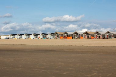 Katwijk, Hollanda - 23 Nisan 2017: satır Katwijk, Hollanda Hollanda sahilinde beyaz plaj evleri