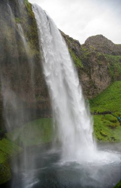 İzlanda'nın güney kıyılarında şelale Seljalandsfoss.