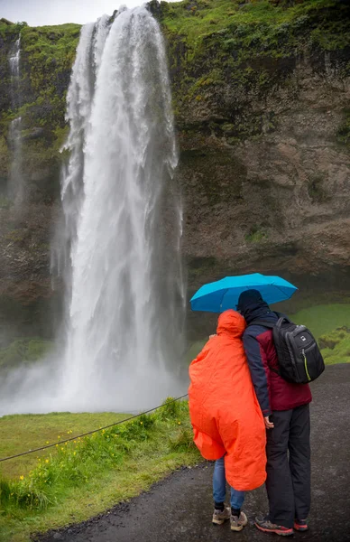 Casal Admirando Cachoeira Seljalandsfoss Dia Chuvoso Seljalandsfoss Islândia — Fotografia de Stock