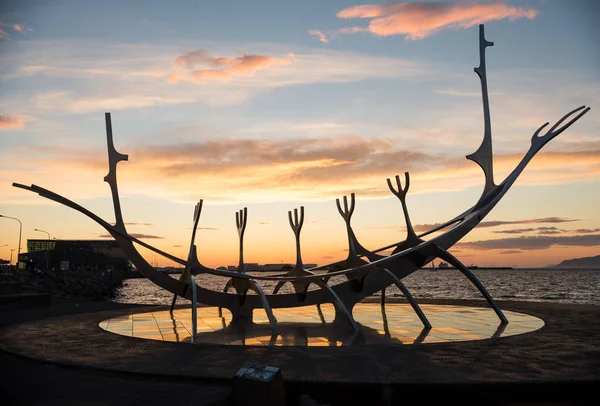 Reykjavík Islandia Lipca 2017 Nowoczesne Metalowe Rzeźby Przypominające Viking Ship — Zdjęcie stockowe