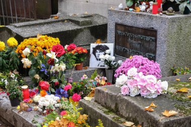 Paris, Fransa - Eylül 2017: Jim Morrison Pere-Lachaise mezarlığı, Paris mezarda. Her yıl binlerce hayranları ve meraklı ziyaretçiler Jim Morrison'un mezarına hürmet gelmek