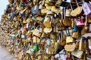 Paris, Fransa - Kasım 2017: Aşk kilitler Seine köprü Paris, Fransa