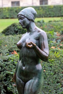 Paris, Fransa - Eylül 2017: Paris - Aristide Maillol Tuileries bahçesinde bronz heykelini. Paris, Fransa
