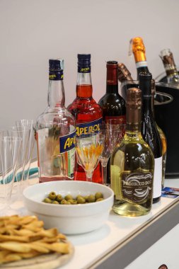 Cracow Polonya - 16 Kasım 2017: Uluslararası şarap ticaret Cracow adil Enoexpo. Dünyanın her yerinden gelen şarap üreticilerinden ithalatçılar Distribütörler ve temsilcileri ile tanışın. Cracow. Polonya