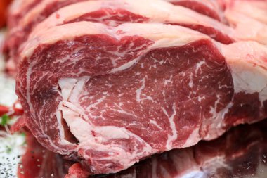 Çiğ et kesme tahtası üzerinde kapat 