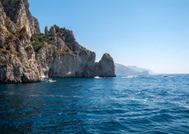 Capri, İtalya - 13 Haziran 2017: Tekne turist Grotta Bianca ve Grotta Meravigliosa, Capri, İtalya