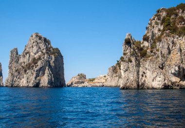 Capri Adası, İtalya Faraglioni buzlu tekneden görüntülemek. 
