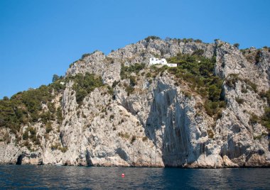 Capri Adası, İtalya Faraglioni buzlu tekneden görüntülemek. 