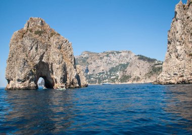 Capri Adası, İtalya Faraglioni buzlu tekneden görüntülemek. 