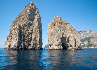 Capri Adası, İtalya Faraglioni buzlu tekneden görüntülemek. 