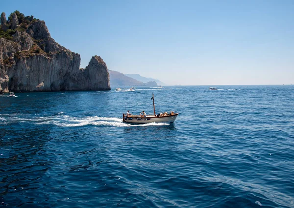 Capri Italia Junio 2017 Barcos Con Turistas Cerca Grotta Bianca — Foto de Stock