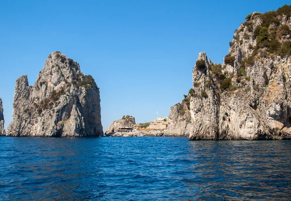 查看从巨贾岩石上意大利卡普里岛上的船 — 图库照片