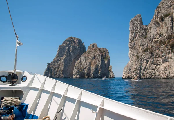 Vista Dalla Barca Sulle Rocce Dei Faraglioni Sull Isola Capri — Foto Stock