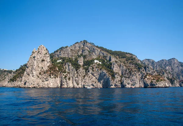 卡普里岛是一个非常独特的华丽的和非同寻常的位置 在其高的岩石而闻名的意大利 — 图库照片