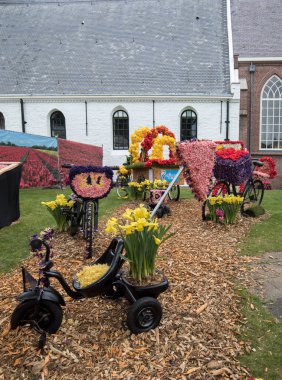 Noordwijkerhout, Hollanda - 21 Nisan 2017: geleneksel çiçekler çiçekleri ile süslenmiş Bisiklet Bloemencorso Noordwijk Haarlem Hollanda için geçit töreni