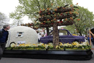 Noordwijkerhout, Hollanda - 21 Nisan 2017: Platform ile Lale ve sümbül sırasında geleneksel çiçek geçit törenini Bloemencorso Noordwijk üzerinden Hollanda'da Haarlem. 