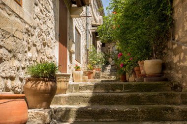  Les Baux de Provence ortaçağ köyü sokakta. Les Baux şimdi tamamen turizme, Fransa en güzel köylerinden olarak ün dayanarak verilir