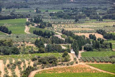 Ünlü Les Baux de Provence ortaçağ köyü, Güney Fransa'da vadiden Luberon panoramik görünüm
