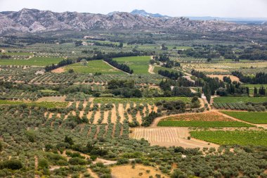 Ünlü Les Baux de Provence ortaçağ köyü, Güney Fransa'da vadiden Luberon panoramik görünüm