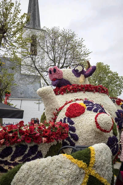Noordwijkerhout Países Bajos Abril 2017 Vaca Hecha Jacintos Tradicional Desfile —  Fotos de Stock