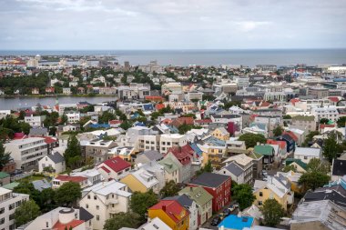 Reykjavik, İzlanda - 17 Temmuz 2017: Hallgrmskirkja kiliseden İzlanda'daki Reykjavik kent merkezinin havadan görünümü