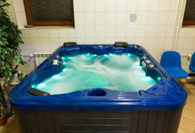 Wisla, Polonya - 23 Ekim 2105: Hidro masaj küvet Wisla içinde Engelli rehabilitasyon Merkezi'nde renk terapisi için. Polonya