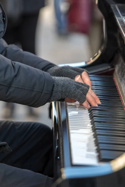 Pianistka Gra Fortepianie Poza Zimą — Zdjęcie stockowe