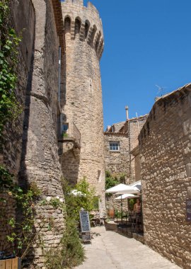 Gordes, Fransa - 25 Haziran 2017: Ortaçağ tepenin kasaba Gordes. Provence. Fransa.